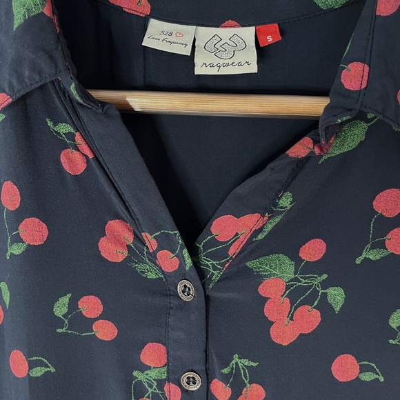 Cherry Print Sleeveless Blouse - Picture 4 of 15